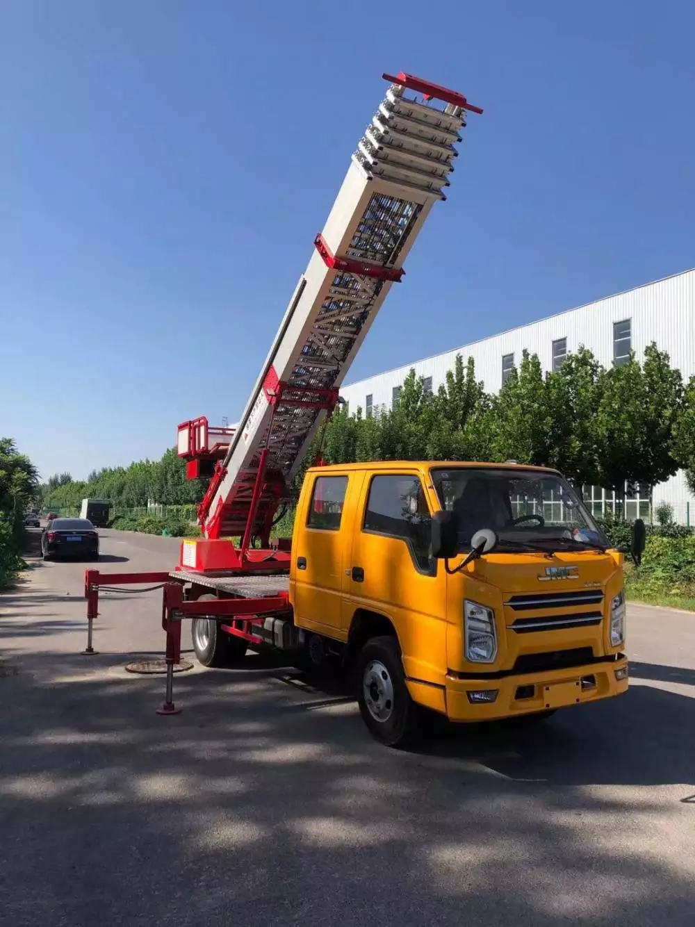 潍城附近的云梯车出租服务：轻松解决高空作业需求