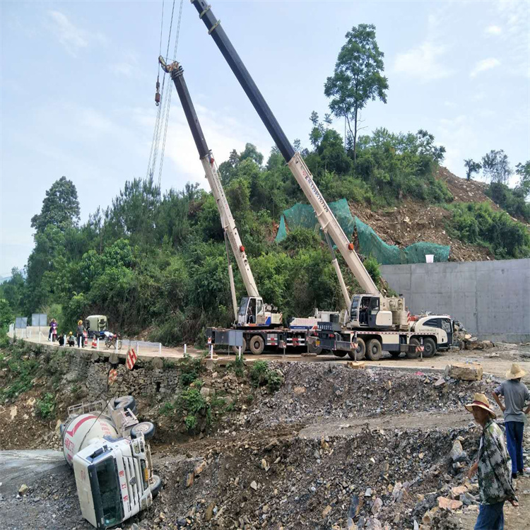 潍城汽车掉沟里叫吊车救援要多少钱
